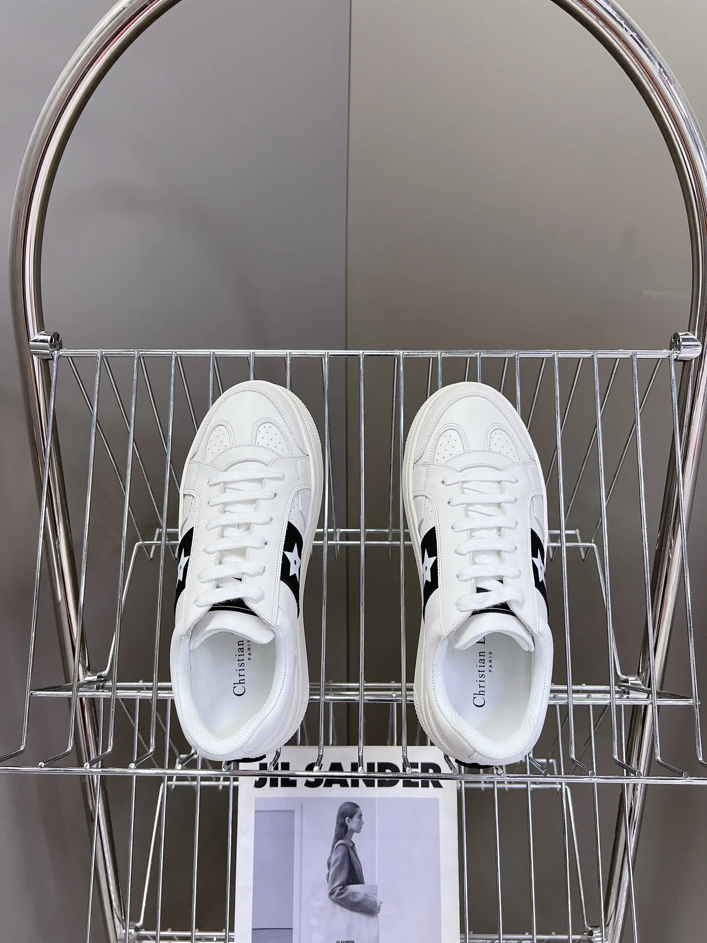 👟👟Ex-factory price 640👟👟 Dior's new platform shoes thick-soled casual shoes. Purchased and developed from Taikoo Hui RMB 16,400. These Dior Star sneakers continue the timeless silhouette and are carefully made of cow leather, so they are particularly comfortable on the feet. They are decorated with tonal suede panels and metal stars to decorate the lace eyelets to enhance the style. The lightweight style is matched with the "Christian Dior" logo thin sole, suitable for all seasons, and can be matched with all kinds of casual looks to add a finishing touch. Classic and super durable. The upper is stitched with cowhide. The original IP outsole height is 4CM. Size: 35-41. A full set of counter synchronized gift boxes 💝 packaging